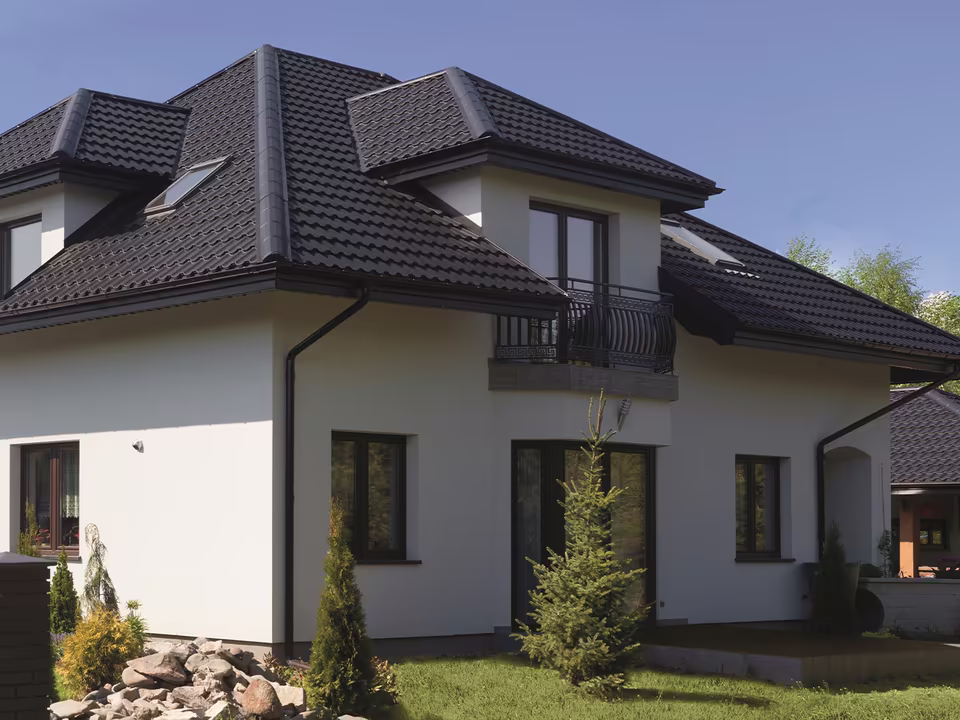Dom z wielospadowym dachem z blachodachówki Ruukki Finnera w kolorze grafitowym