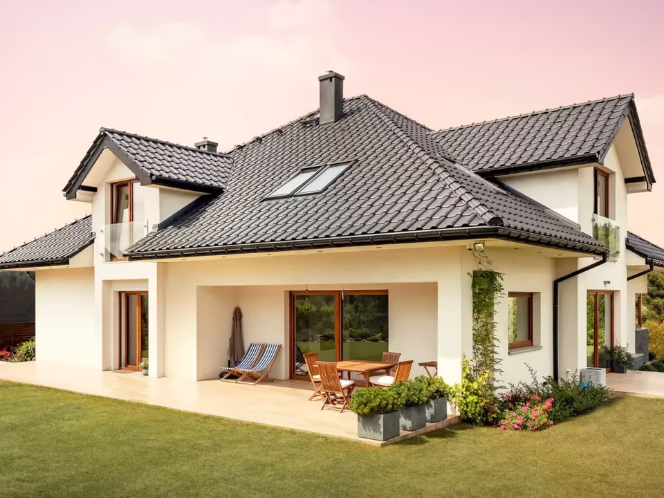 Dom z tarasem kryty dachówką ceramiczną Braas